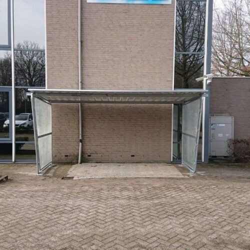Fietsoverkapping Karin 40 Overkapping Karin uitgevoerd met 2 zijwanden van semi-transparant pvc en zinder achterwand. Lengte 4.3 meter. Een zeer voordelige fietsoverkapping.